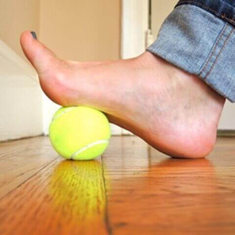 böjning med tennisboll