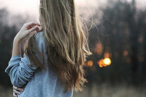 ensam kvinna utomhus