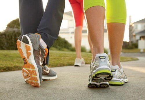 promenerande-manniskor