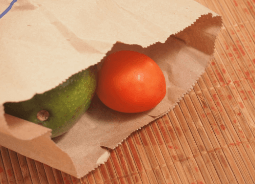 Tomat och avokado i papperspåse