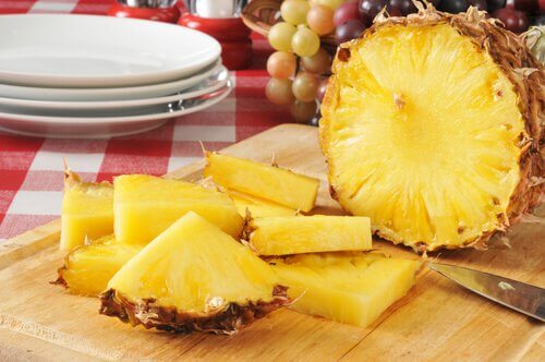 Ananas har vätskedrivande verkan och kan minska magsyra