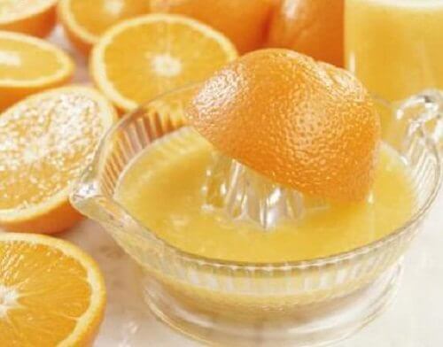 apelsin blir pressad