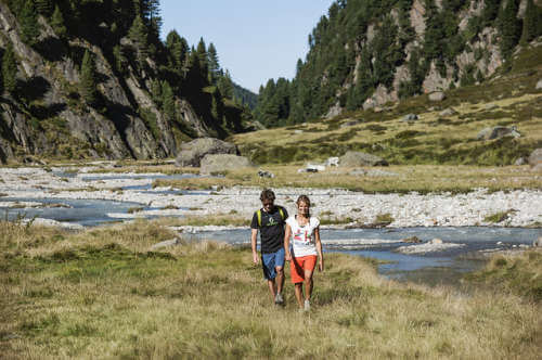 par-som-vandrar-i-berg