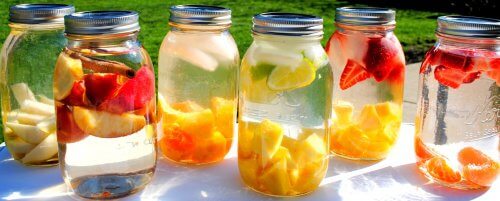 Fruktskivor i vatten