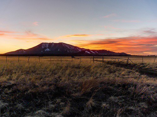 bergslandskap i solnedgång