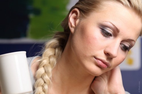 kvinna-som-reflekterar-över-sin-dag