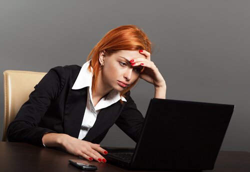 kvinna framför datorn