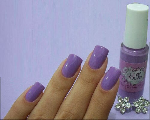 Semipermanent nagellack kan komma i flera färger