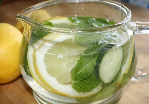 5 sätt att dricka vatten på ett roligare sätt: Så gott!