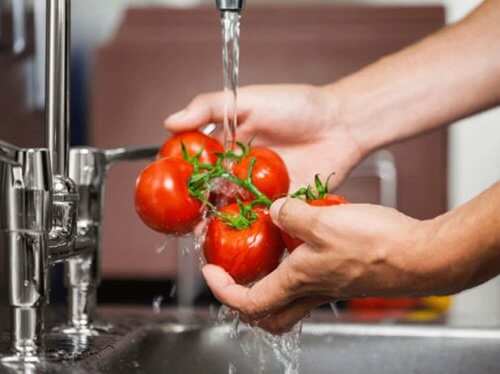 Tvätta bort bekämpningsmedel från frukt och grönsaker