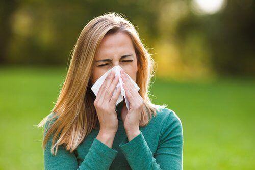 kvinna med allergier