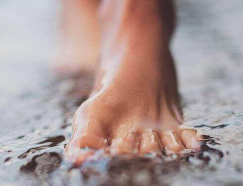 fötterna i vatten