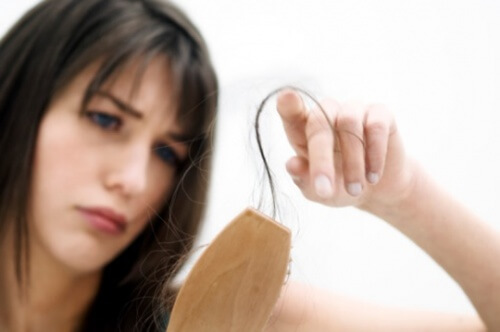 Kvinna tappar hår