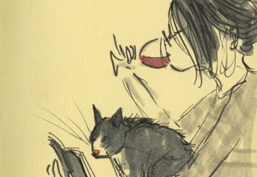 kvinna med katt och ett glas rött vin