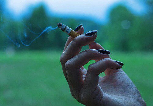 tänd cigarett i hand