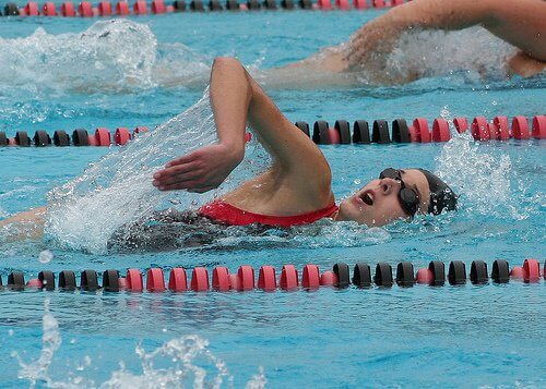 person som simmar i pool