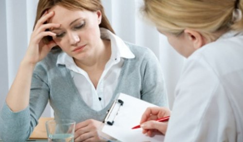 kvinna talar med en läkare