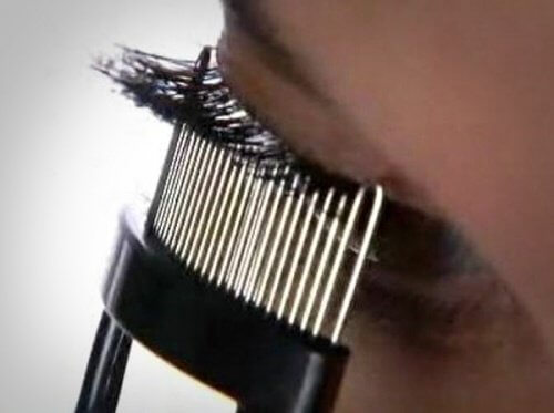 person använder en ögonfranskam