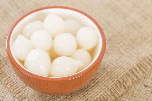 blötlagda skalade lökar