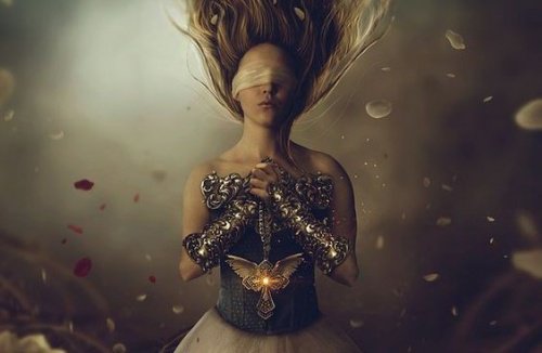 kvinna-med-ögonbindel