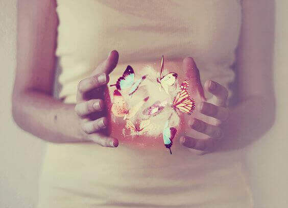 kvinna med fjärilar