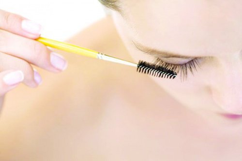 Långvarigt smink i form av mascara