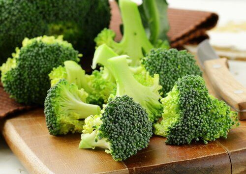 Broccoli på skärbräda