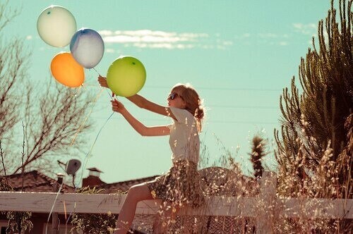 Kvinna med ballonger