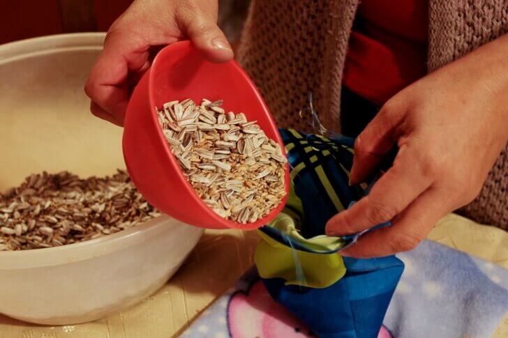 Häll fröna i påsar