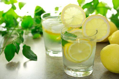 Citronvatten i glas
