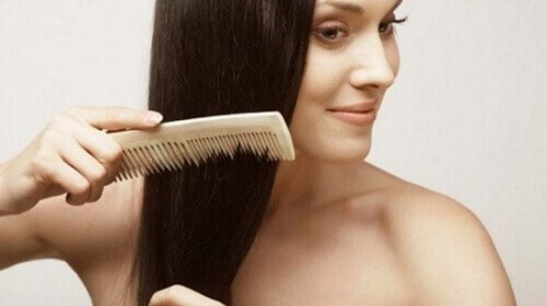 Kammar sig för att förebygga håravfall