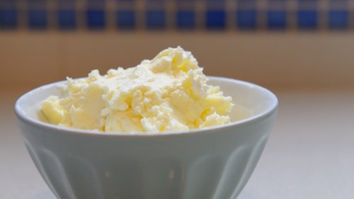 kärnmjölk i skål