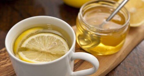 Varmt honungsvatten: 5 goda skäl att dricka det