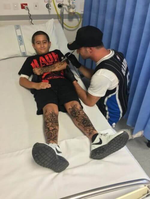 Man ger barn temporära tatueringar