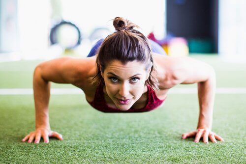 Stenhårda magmuskler på 4 minuter med ett japanskt trick