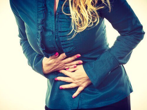 kvinna har ont i magen - borde prova havregrynste
