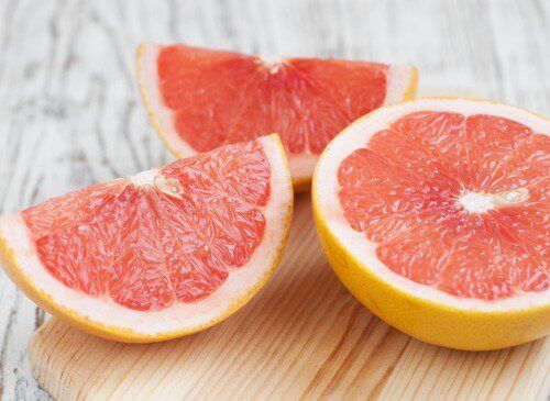 grapefrukt på skärbräda