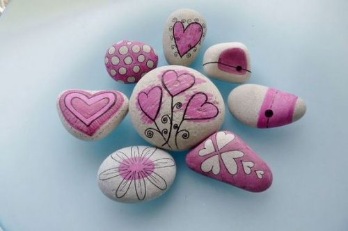 Hjärtan målade på stenar
