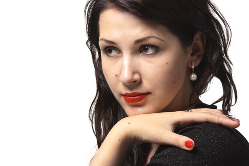 kvinna med leverflackar