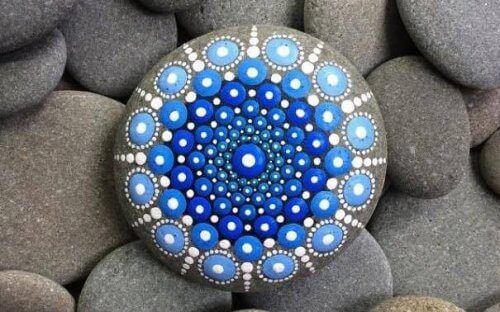 Blå mandala målad på sten