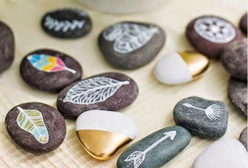 Målade stenar med olika motiv