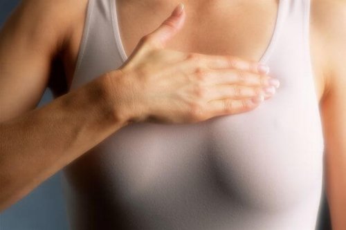 Kvinnor med "kompakta bröst" bör gå på årlig mammografi