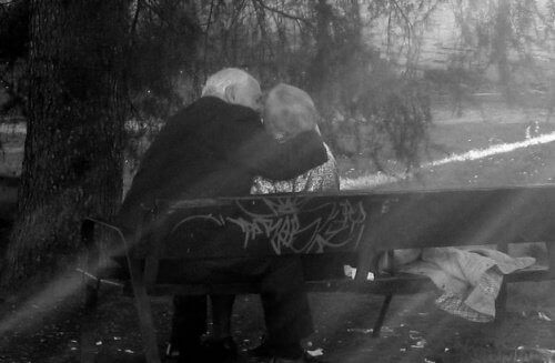 Äldre par på bänk
