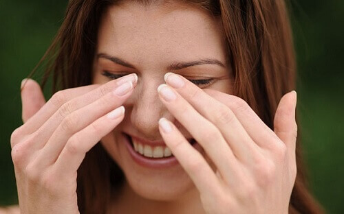 Skrattar så att hon gråter