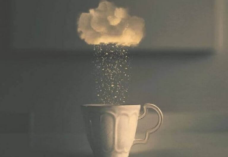 Moln över kaffekopp