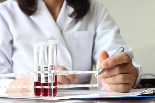 Läkare med provrör