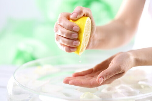 person som droppar citron på händerna