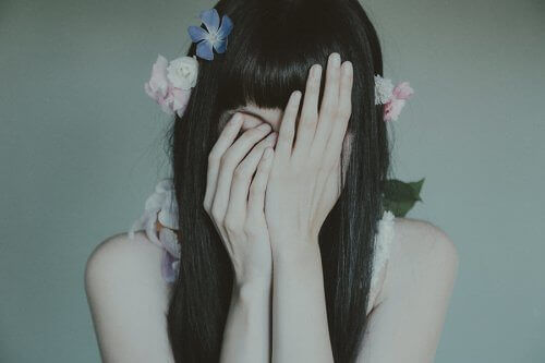 kvinna med händerna för ögonen