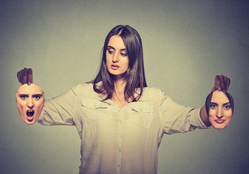 kvinna med olika ansikten i händerna