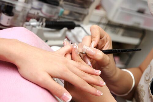 Kvinna för manikyr för att förstärka naglarna